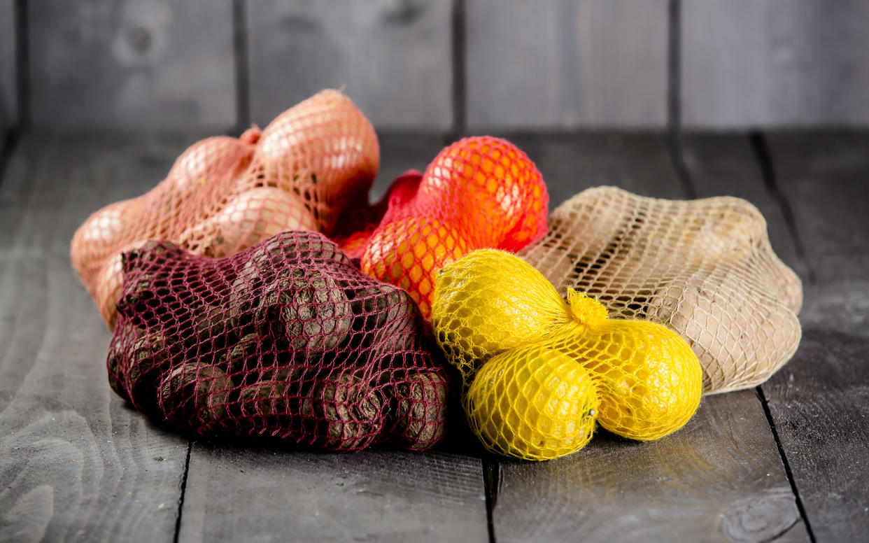 Bolsas de red de celulosa biodegradables para contener productos, creadas por una empresa austriaca que utiliza árboles de haya. (VPZ Verpackungszentrum GmbH vía The New York Times)