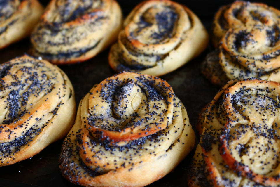 <p>Mohn passt auf Kuchen, macht sich auf Brot gut und ist zudem noch gesund. Mit 10 g Zink auf 100 g ist Mohn zwar nur auf Platz zwei hinter Austern (85 g) – aber wer hat schon jeden Tag Austern zur Verfügung? Vorausgesetzt, man mag die Meeresfrüchte überhaupt. Der Tagesbedarf von 7 bis 10 g Zink für Erwachsene ist mit etwas Mohn im Müsli morgens bereits gedeckt. </p>