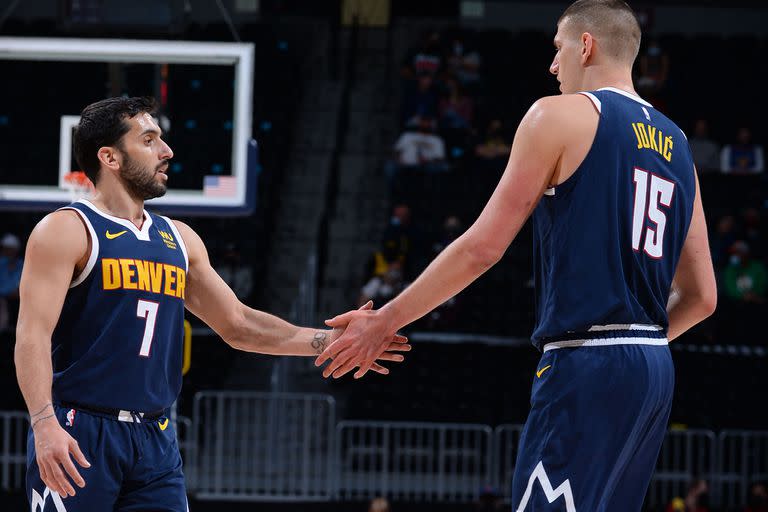 Bien hecho: Nikola Jokic saluda a Facundo Campazzo, luego de una buena acción del argentino.