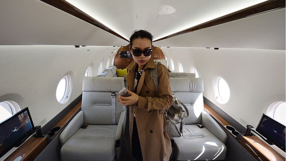 Una mujer china en un jet privado