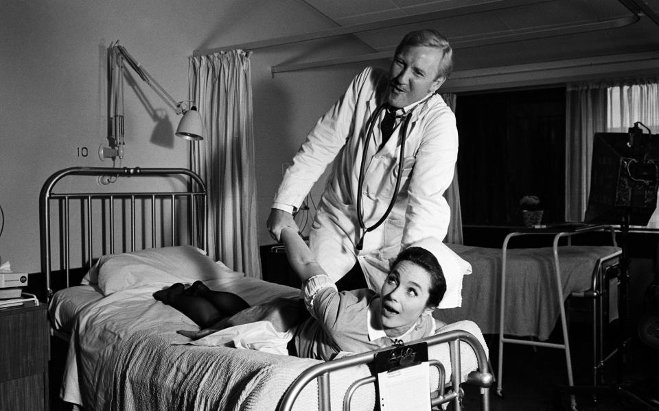 'What appears to be the trouble?': Leslie Phillips and Shirley Anne Field on the set of Doctor in Clover being shot on location at Wrexham Park Hospital, Slough 27th September 1965 - Trinity Mirror / Mirrorpix / Alamy Stock Photo