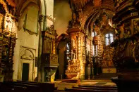 <p>Durante los siglos XVI y XVII, las familias ricas de Oporto donaron dinero para crear una iglesia más bonita y comenzó la maravillosa decoración de su interior con numerosos retablos, altares y panteones. (Foto: Getty Images).</p> 