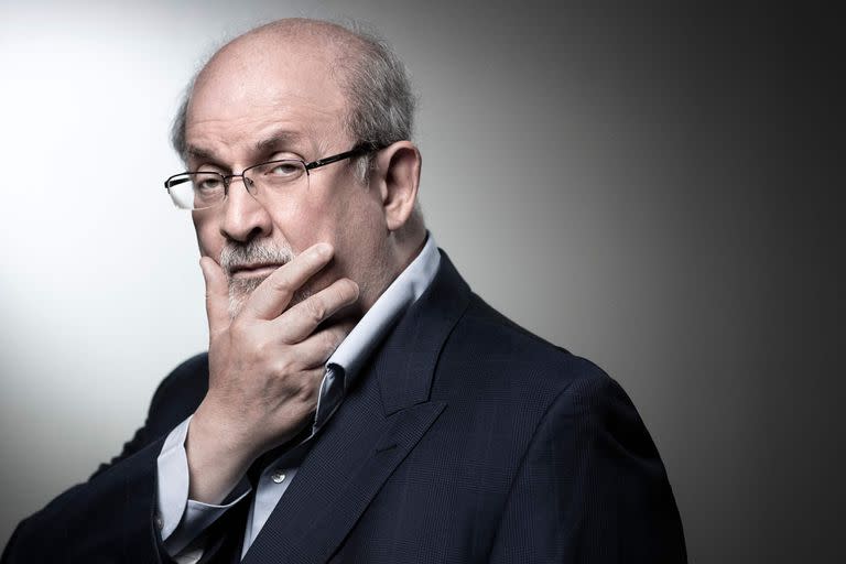 Salman Rushdie fue atacado ayer en Nueva York; está hospitalizado