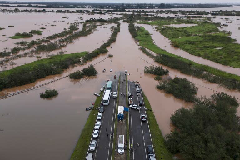 Fotografía aérea tomada con un dron tras el desbordamiento del río JacuÌ, en la Praia de Paquet·, en el municipio de Canoas, en la región metropolitana de Porto Alegre