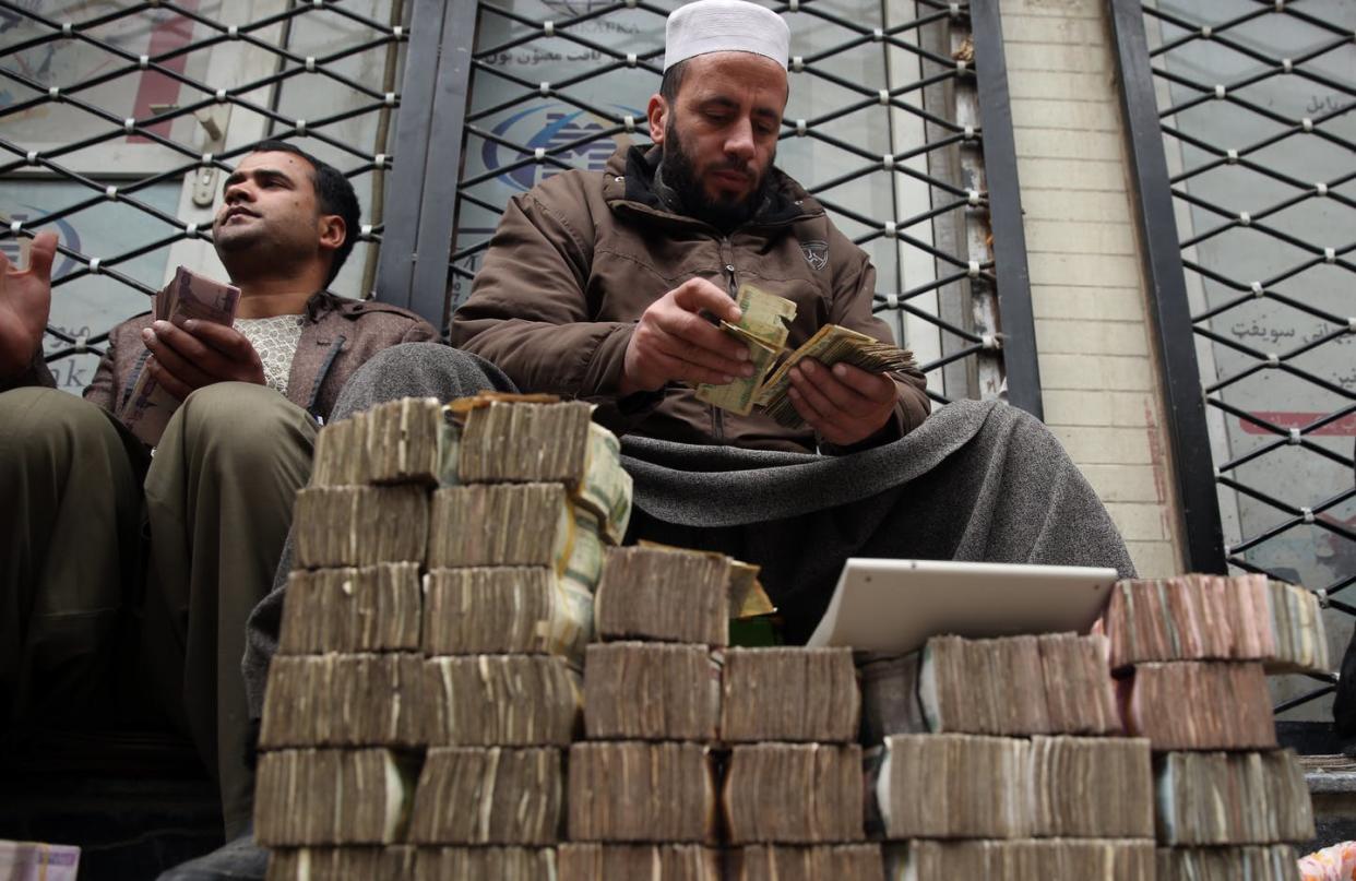 <span class="caption">Afghanistan relies on informal money changers more than banks. </span> <span class="attribution"><a class="link " href="https://newsroom.ap.org/detail/AfghanistanEconomyinTrouble/8fb823ab10474d73983e4b8179e2b850/photo?Query=taliban%20AND%20economy&mediaType=photo&sortBy=arrivaldatetime:desc&dateRange=Anytime&totalCount=47&currentItemNo=16" rel="nofollow noopener" target="_blank" data-ylk="slk:AP Photo/Massoud Hossaini;elm:context_link;itc:0;sec:content-canvas">AP Photo/Massoud Hossaini</a></span>