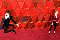 <p>Ansel Elgort und Emma Stone interpretieren die perfekte Oscar-Pose sehr unterschiedlich. (Bild: Getty Images) </p>