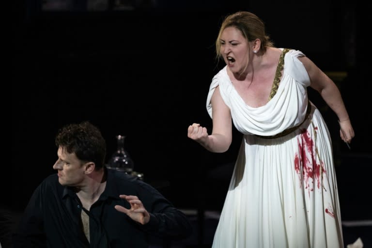 La chanteuse mezzo-soprano Karine Deshayes (d) et le ténor Norman Reinhardt durant une répétition de l'opéra "Norma", du compositeur italien Vincenzo Bellini, à Strasbourg, le 8 juin 2024 (SEBASTIEN BOZON)