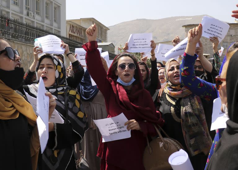 Varias mujeres participan en una protesta para exigir respeto a sus derechos en Afganistán bajo el gobierno talibán, el viernes 3 de septiembre de 2021