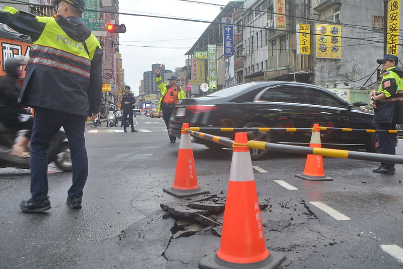 新北板橋自來水管破裂  警方到場疏導交通 新北市板橋區館前西路與南雅南路一段路口10日下午 發生自來水管破裂漏水意外，柏油路面受影響破損， 警方獲報派員到場協助疏導與管制交通。 中央社記者黃旭昇新北市攝  113年4月10日 