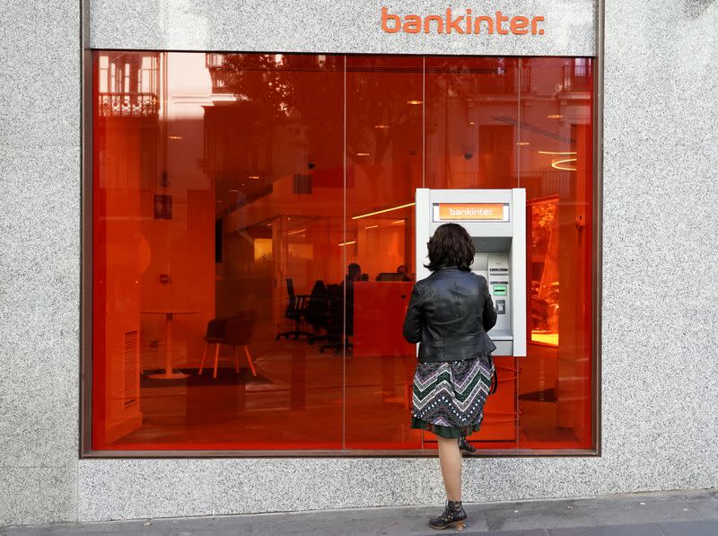 FOTO DE ARCHIVO. Una persona utiliza un cajero automático en la sucursal bancaria de Bankinter en Madrid, España