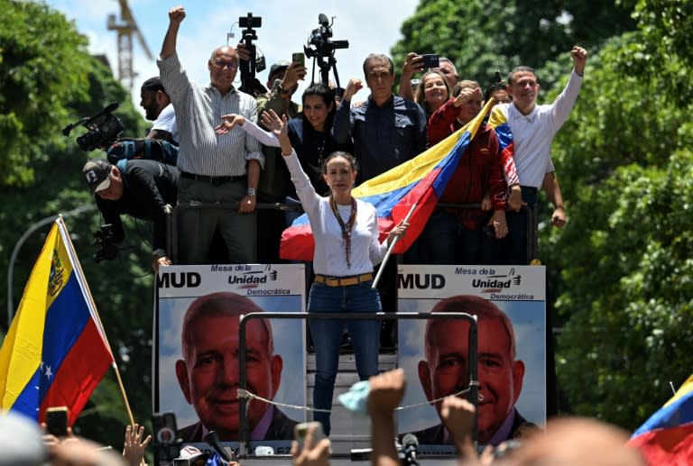 La líder opositora venezolana María Corina Machado saluda durante una protesta contra los resultados de la elección presidencial, el 3 de agosto de 2024 en Caracas (Juan Barreto)