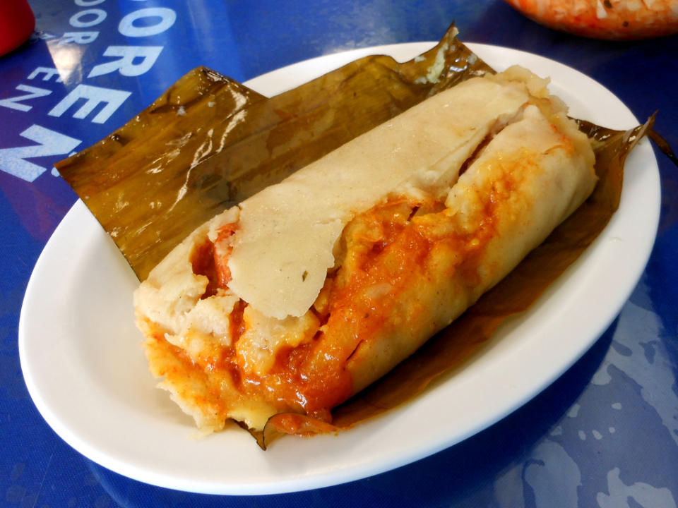 EL SALVADOR: Tamales de pollo