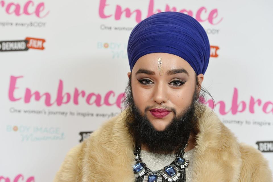 Hin und wieder kommt es vor, dass auch Frauen ein üppiger Bart wächst - so wie dem indischen Social-Media-Star Harnaam Kaur. Aufgrund der Stoffwechselstörung Polyzystisches Ovar-Syndrom trägt sie einen Vollbart, um den sie so mancher Mann beneiden würde. (Bild: Jeff Spicer/Getty Images for Leapfrog Films)