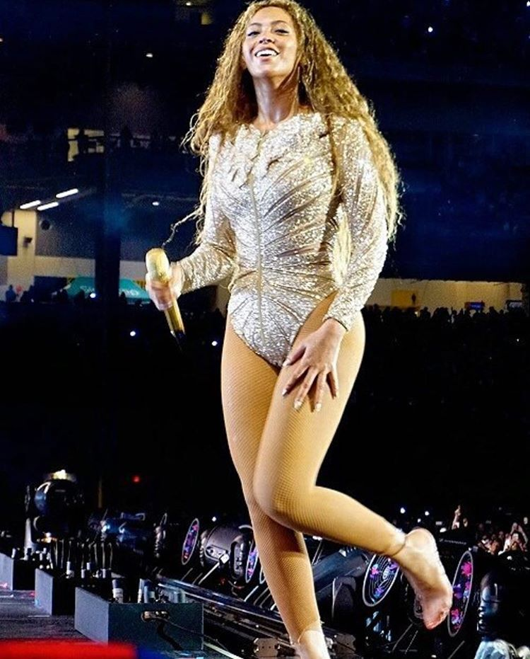 Y un tour de Beyoncé no estaría completo sin un bodysuit de ilusión al desnudo de brillo. Instagram/ beyslayy