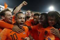 <p>Les Néerlandais célèbrent le but de Memphis Depay. Ils espèrent toujours se qualifier pour le Final Four de cette Ligue des Nations. Pour cela, il faudra l’emporter contre l’Allemagne à Gelsenkirchen lundi soir. L’équipe de France n’a plus son destin entre les mains. (crédit Getty) </p>