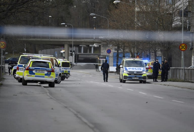 Des policiers sur les lieux où un père de famille a été abattu la veille à Skarholmen, dans la banlieue de Stockholm, le 11 avril 2024 en Suède (Oscar OLSSON)