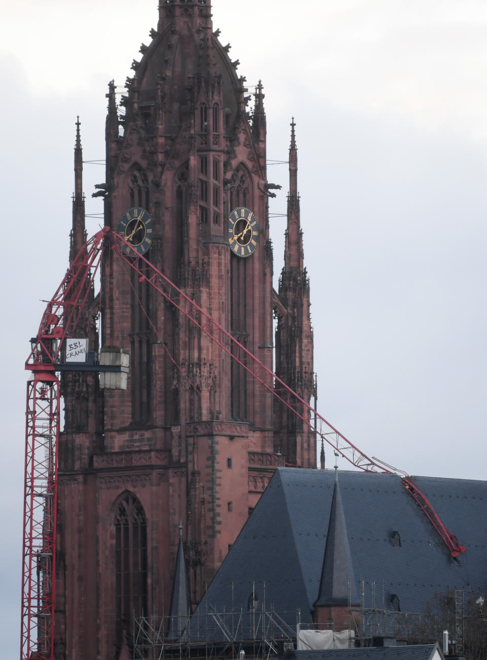 Das Dach des Frankfurter Doms wurde durch einen umgeknickten Baukran beschädigt. (Bild: Arne Dedert/dpa)