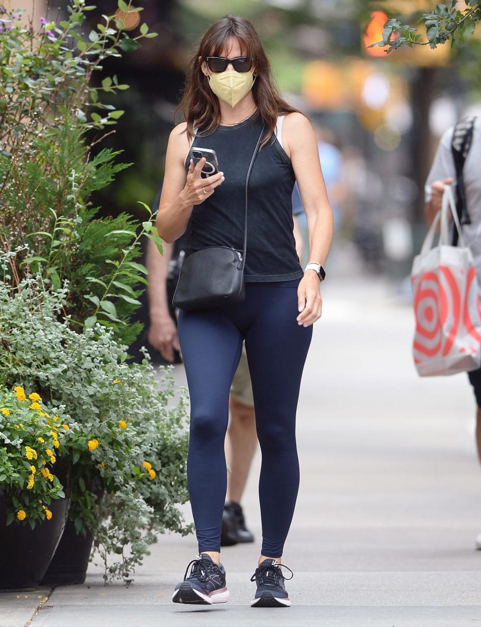 <p>Jennifer Garner heads to lunch after getting her nails done on Aug. 16 in N.Y.C.</p>