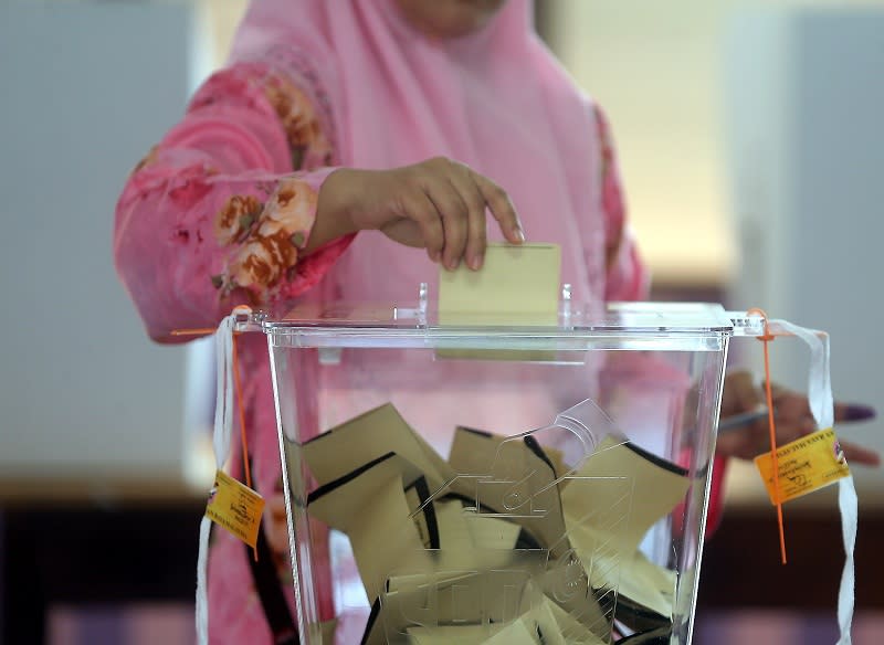 A voter casting her vote in the ballot box at the SMK Raja Muda Musa which is one of the voting centre in Manong constituency, June 18, 2016. — Picture by Farhan Najib Yusoff