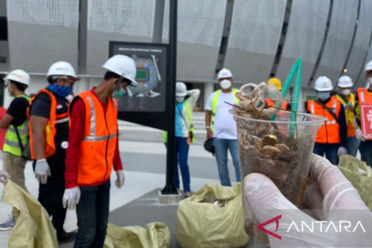 Salah seorang peserta "Operasi Semut" menunjukkan gelas plastik, sampah tali plastik dan sedotan yang tidak terurai di Jakarta International Stadium (JIS) Jakarta Utara, Sabtu (19/2/2022). (ANTARA/HO-PT Jakkon)