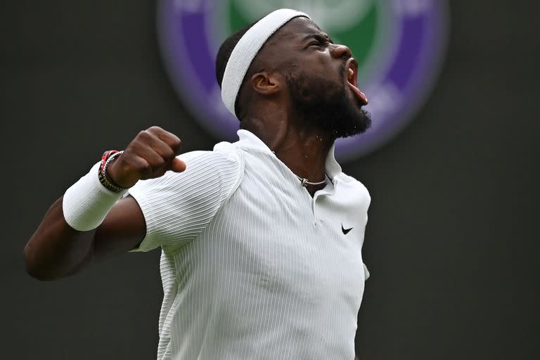 El norteamericano Frances Tiafoe celebra su victoria sobre el griego Stefanos Tsitsipas