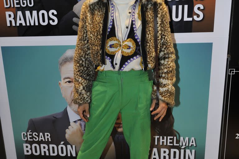 Después de mucho tiempo alejado de los medios, Gabo Usandivaras reapareció públicamente. El bailarín no pasó desapercibido con su look: boina, abrigo de piel con estampa animal print y pantalón verde