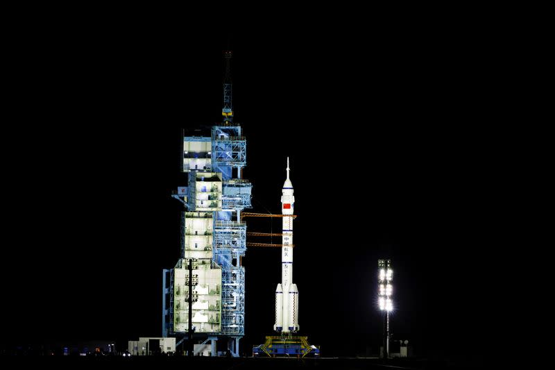 Vista general del cohete Long March-2F Y13, que transporta la nave espacial Shenzhou-13 y tres astronautas en la segunda misión tripulada de China para construir su propia estación espacial, antes de su lanzamiento en el Centro de Lanzamiento de Satélites de Jiuquan, cerca de Jiuquan, provincia de Gansu, China