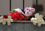 Peluches y flores al exterior de la oficina del representante de la República de Tataristán en memoria de los fallecidos en el tiroteo en la Escuela Número 175 de Kazán, Rusia.