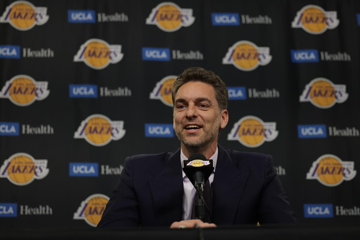 Los Lakers retiraron oficialmente la camiseta número 16 de Pau Gasol junto a Kobe Bryant