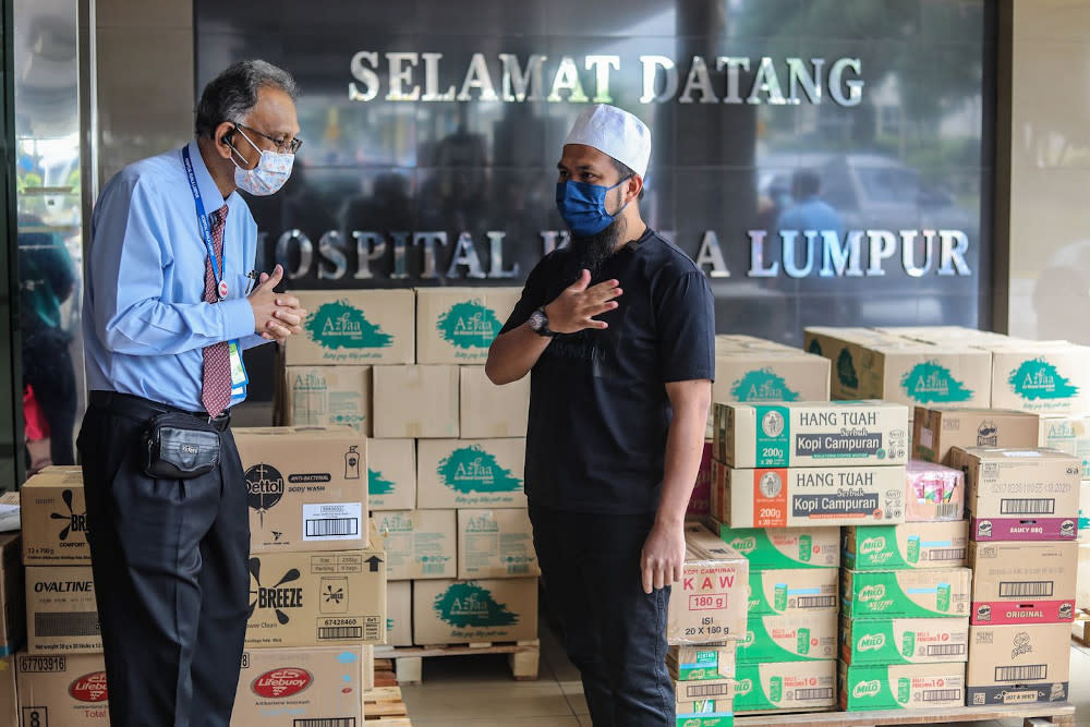 Preacher Ustaz Ebit Lew (right) answered Hospital Kuala Lumpur’s call for help. — Picture from Facebook/ Ebit Lew