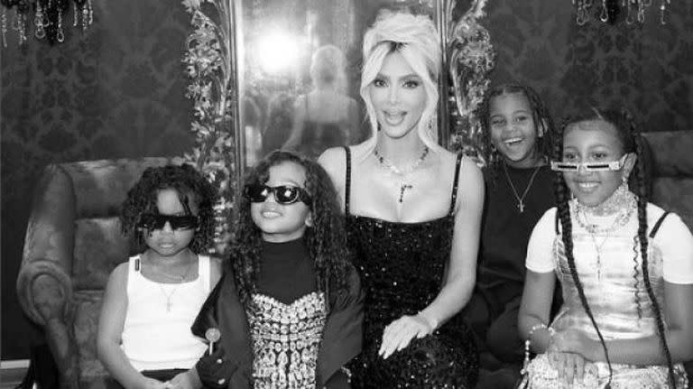 La mayor de los pequeños es North, de 9 años, seguida por Saint, de 6, Chicago, de 4 y Psalm, de 3.

Foto: Instagram: @kimkardashian