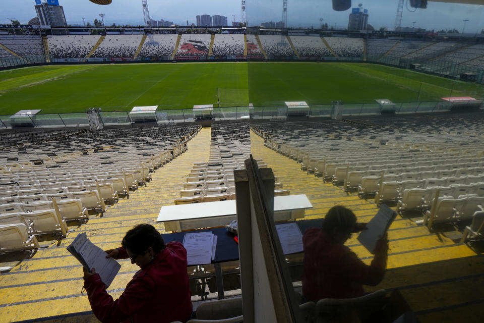 Un funcionario electoral prepara un centro de votación en el Estadio Nacional de Santiago, Chile, para el referéndum sobre una reforma constitucional, el 16 de diciembre de 2023. (Foto AP /Esteban Felix)