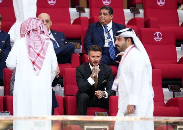 21 de noviembre de 2022: el ex capitán de Inglaterra David Beckham aparece en las gradas antes del inicio del partido por el Grupo B de la Copa Mundial de la FIFA Qatar 2022 entre Inglaterra e Irán en el Estadio Internacional Khalifa.