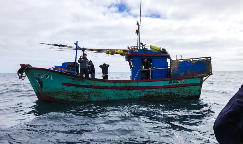 Fotografía cedida por Armada de Chile que muestra un pesquero peruano sorprendido por la Armada de Chile pescando en aguas exclusivas del país austral sin autorización 1 de agosto de 2018. EFE/Cortesía Armada de Chile