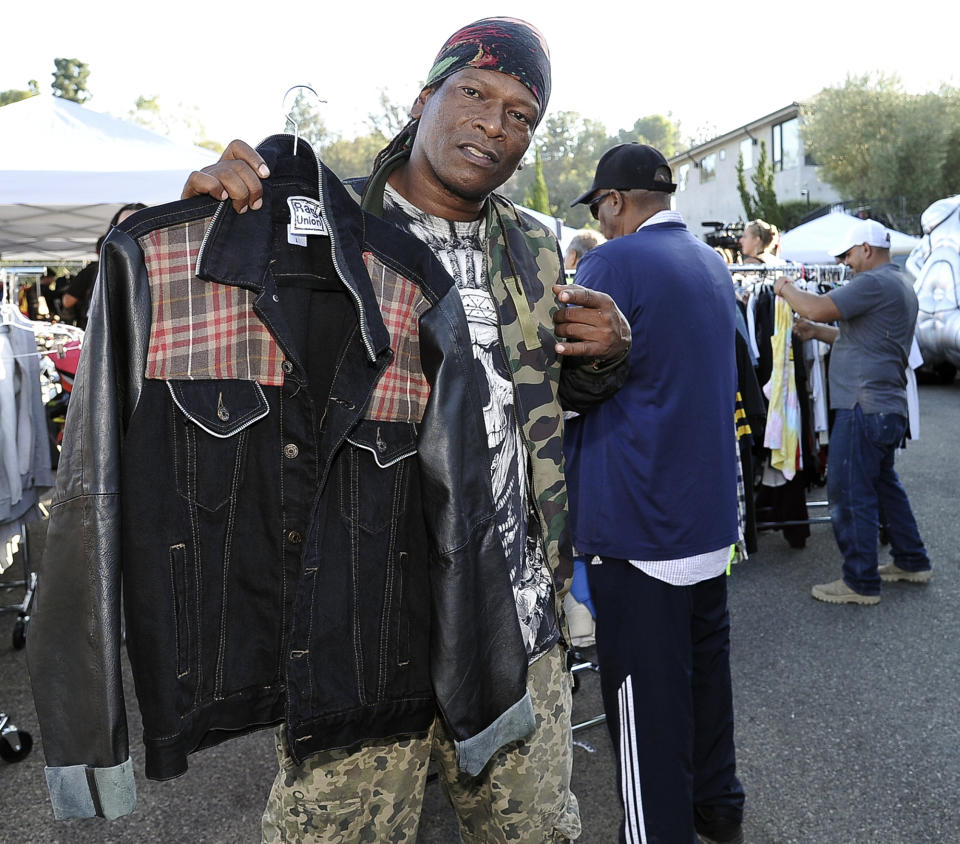 EDDIEB, de North Hollywood, California, compra en la venta de garaje de Chris Brown, en la casa del cantante en el barrio de Tarzana del Valle de San Fernando, el miércoles 6 de noviembre del 2019 en Los Angeles. (Foto por Richard Shotwell/Invision/AP)