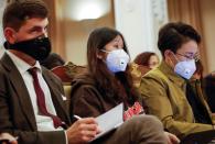 Corresponsales extranjeros usan máscaras protectoras durante una conferencia de prensa en el Ministerio de Relaciones Exteriores en Hanoi, Vietnam.