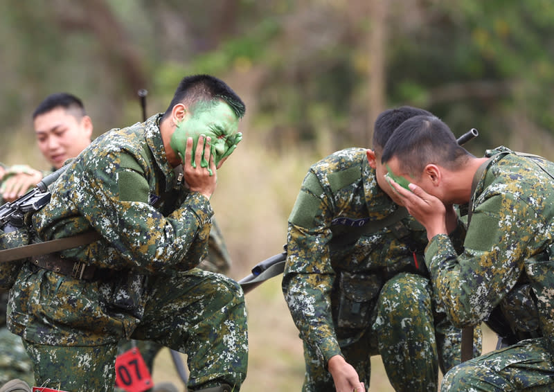 1年義務役期末鑑測  偽裝訓練（3） 首梯役期1年義務役、陸軍第2226梯役男18日起在台 中成功嶺營區展開為期5天的期末鑑測，圖為20日新 訓役男塗抹偽裝膏。 中央社記者王飛華攝  113年3月20日 