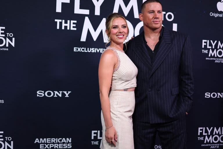 Los protagonistas de La otra cara de la Luna, Scarlett Johansson y Channing Tatumm posaron en la prémiere de la película. El film, ambientado en la carrera espacial de los años 60, se estrena en cines este jueves, bajo una producción conjunta de Apple Original Films y Sony Pictures Entertainment; también estará disponible para streaming en Apple TV+