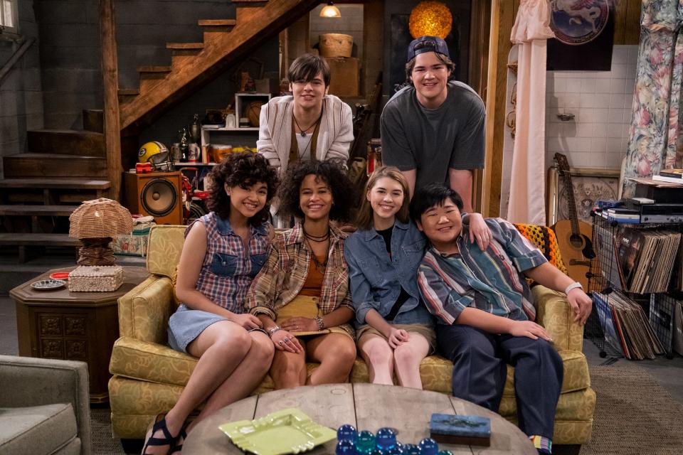 The cast of That ’90s Show in episode 101 (from left): Sam Morelos as Nikki, Mace Coronel as Jay, Ashley Aufderheide as Gwen Runck, Callie Haverda as Leia Forman, Maxwell Acee Donovan as Nate, and Reyn Doi as Ozzie