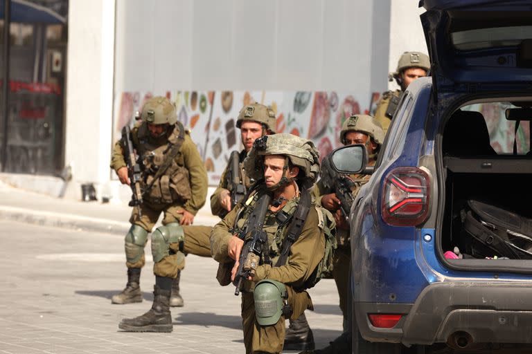 Oficiales israelíes aseguran la zona tras los ataques de Hamas