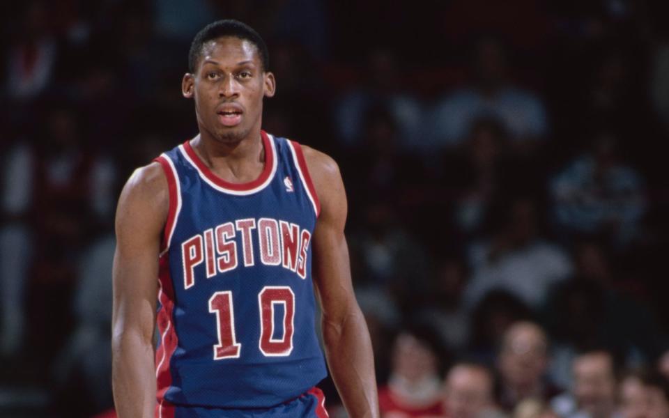 Dennis Rodman wurde berühmt als Enfant terrible des Basketballs, trat in jungen Jahren aber ganz anders auf. Rodman beschreibt sein früheres Ich als introvertiert und schüchtern. 1993, damals hatte Rodman mit den Detroit Pistons bereits zwei NBA-Meisterschaften gewonnen, fiel er jedoch in eine tiefe Krise, die alles veränderte. (Bild: Tim DeFrisco/Allsport/Getty Images)