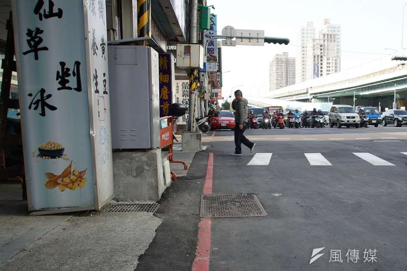 20210220-板橋民生路三段人行道突然被取消引發議論，新北市捷運局20日回應，因配合人行地下道興建工程並兼顧車流，故暫時將人行道取消。（盧逸峰攝）