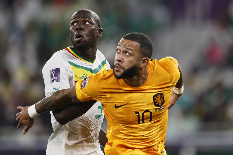 DOHA - (l-r) Kalidou Koulibaly of Senegal, Memphis Depay of Holland during the FIFA World Cup Qatar 2022 group A match between Senegal and Netherlands at Al Thumama Stadium on November 21, 2022 in Doha, Qatar. ANP MAURICE VAN STONE (Photo by ANP via Getty Images)