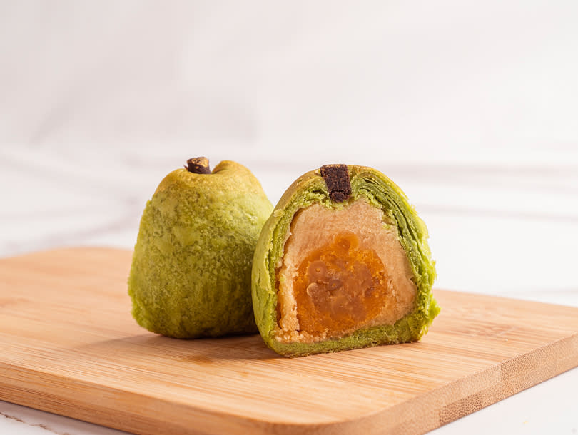 柚子酥剖開層次分明，用了五層工法雕琢讓視覺與味蕾都滿足