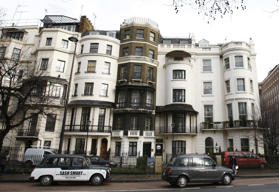 Two houses occupied by squatters are seen in the middle of a terrace (2nd and 3rd R) on Park Lane,  in London January 22, 2009.  A real estate agent at Mayfair's Harrods Estates said she estimated the value of the buildings at several million pounds, depending on the lease-hold. The squatters say they have created an arts centre.   REUTERS/Stephen Hird   (BRITAIN)