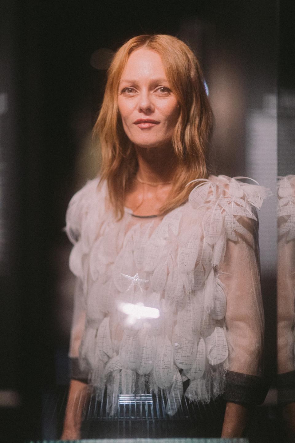 Vanessa Paradis vêtue d'une blouse en organza et en plumes de la collection Haute Couture Automne-Hiver 2020/21