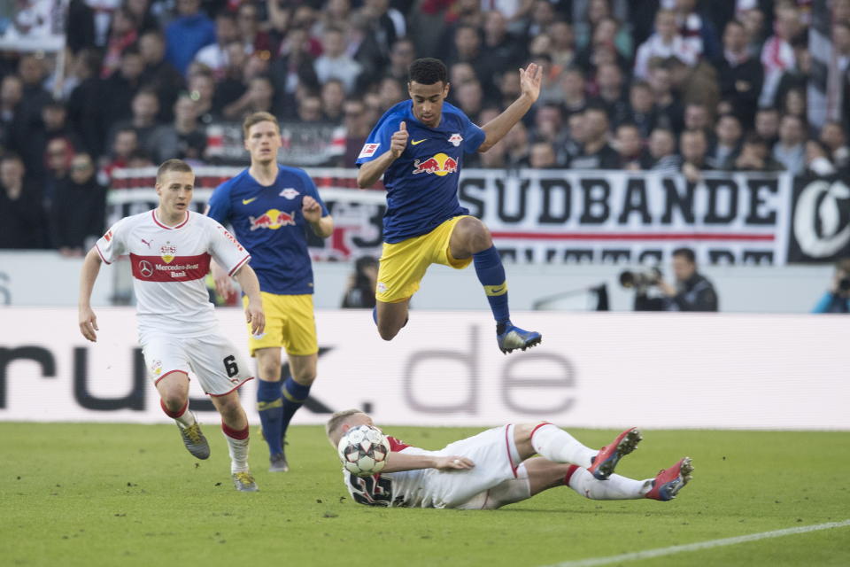 RB Leipzig’s Tyler Adams (top) eludes Stuttgart’s Andreas Beck before setting up teammate <span>Yussuf Poulsen’s second goal. (EFE/Andreas Schaad)</span>