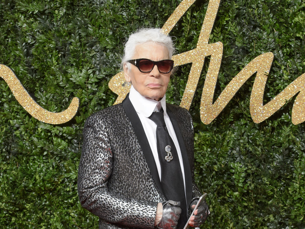 Zopf und Sonnenbrille: Für diesen Look war Karl Lagerfeld bekannt. (Bild: Dave Norton / Featureflash 2015/ImageCollect)