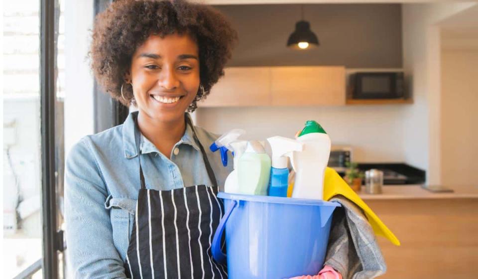 Hacer el pago de la prima de junio a su servicio doméstico le evitará futuros dolores de cabeza. Foto: Freepik.