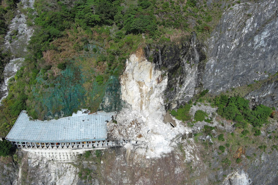 蘇花公路台9線159.3公里處大清水隧道南口11日深夜上邊坡坍方，造成雙向道路阻斷。（公路總局提供）